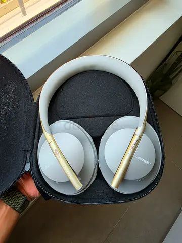 Bose 700 Used over-ear wireless headphones with carry case — worn ear pads