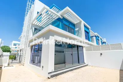 A 5BR with L-shape garden and close to Central Hub