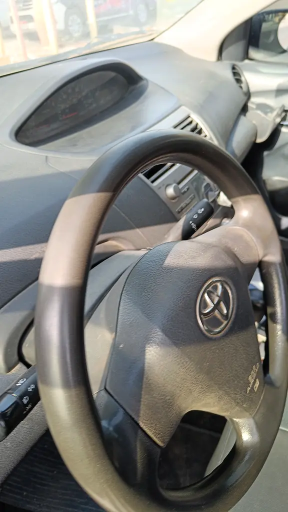 Toyota Yaris 2009 — photo 1 of 5