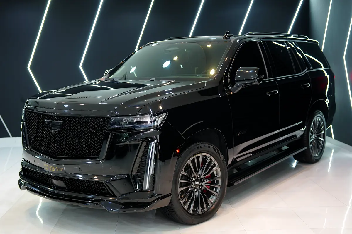 Cadillac Escalade 2023 — photo 1 of 18