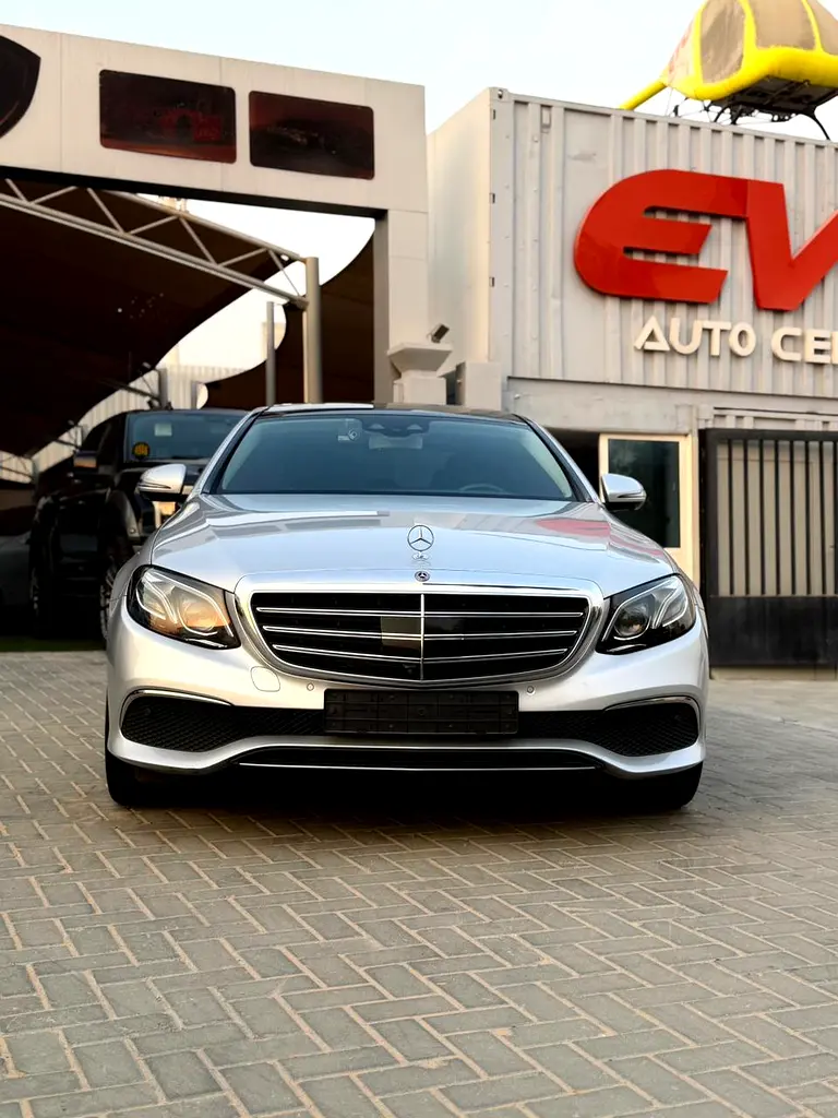 Mercedes-Benz E-Class 2018 — photo 1 of 16