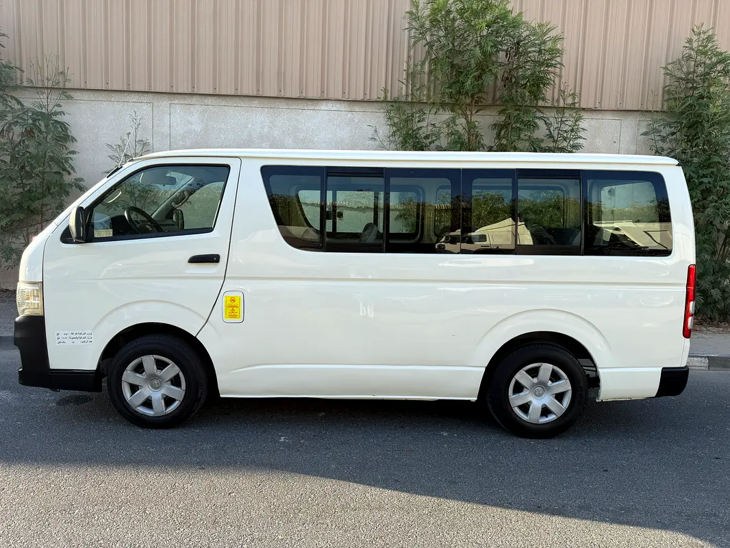 Toyota Hiace 2013 — photo 1 of 7