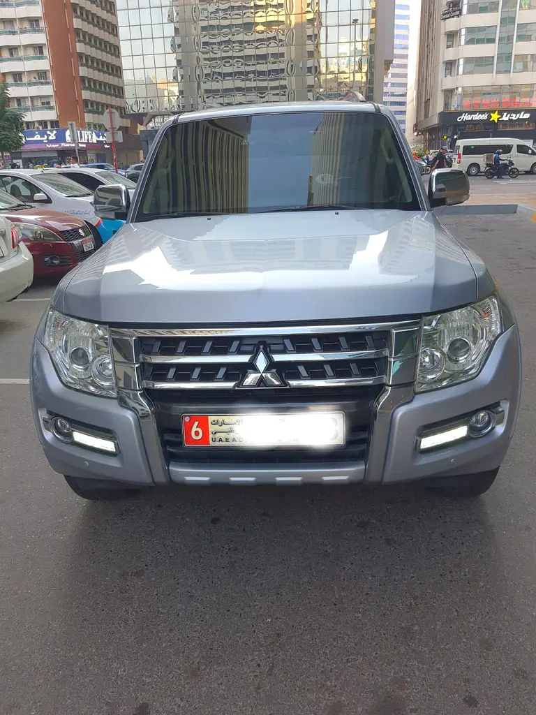 Mitsubishi Pajero 2015 — photo 1 of 9