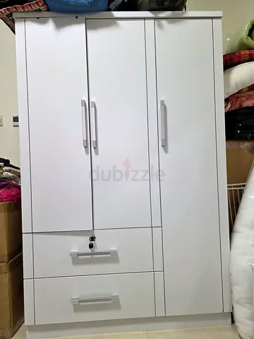 White 3-Door Wardrobe with Drawers and Lock - Excellent Condition