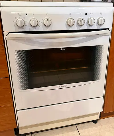 Ariston freestanding gas oven and stove - used, good working condition