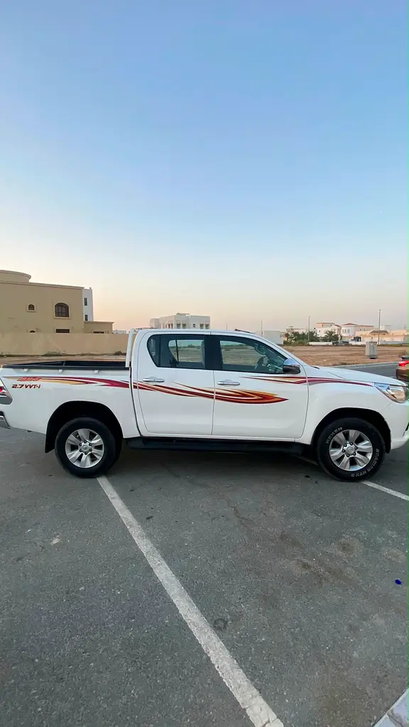 Toyota Hilux 2018 — photo 1 of 13