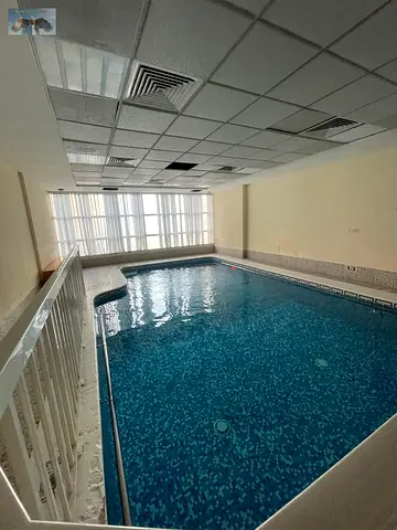 شقه غرفتين وصاله مع جيم ومسبح مجانا ومع بلكونه وخزاءن حاءط بسعر لا يفوت بجوار مدرسة الحكمه
