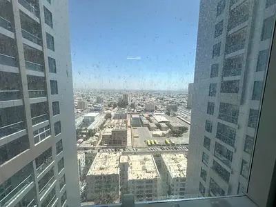 بلكونه |  باركين | مفروشة بالكامل | أثاث نظيف | 2 حمام | مساحة كبيرة | تقسيمات ممتازة شارع رئيسي