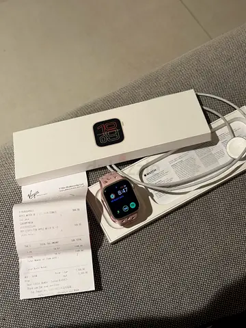 Apple Watch SE 3 40mm Charger and Original Box - Excellent Condition