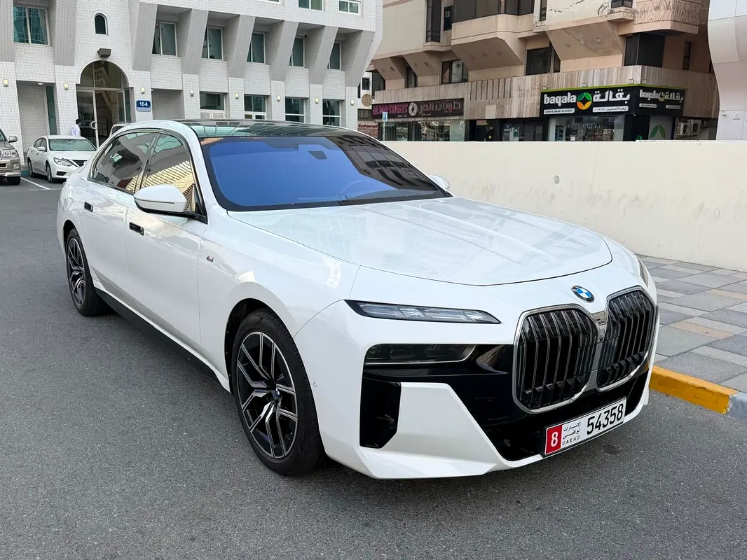 BMW 7-Series 2023 — photo 1 of 9