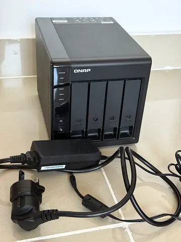QNAP 4-bay DAS (TR-004) with power adapter — excellent working condition