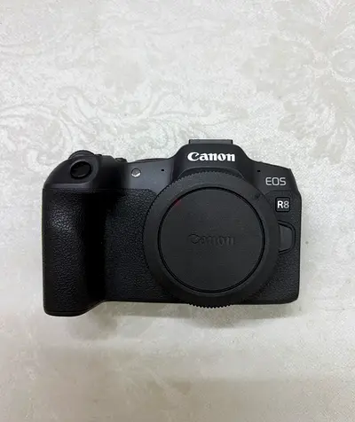 Canon mirrorless camera body (EOS R8) with kit lense ( Camera Bag) - good condition