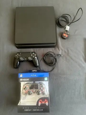 PS4 Slim 500GB + 2 Controllers + 2 Games (GTA 5 and Modern Warfare)