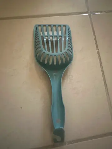 New plastic cat litter scoop - good condition