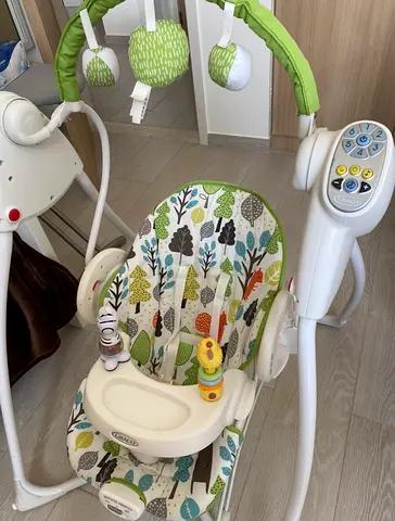 Graco baby swing with toy bar and music - good condition