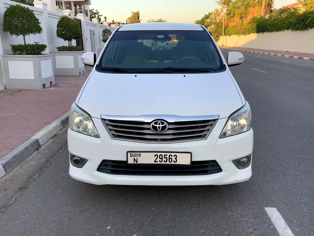 Toyota Innova 2012 — photo 1 of 19