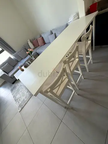 White kitchen island / bar table with 3 matching stools - like new