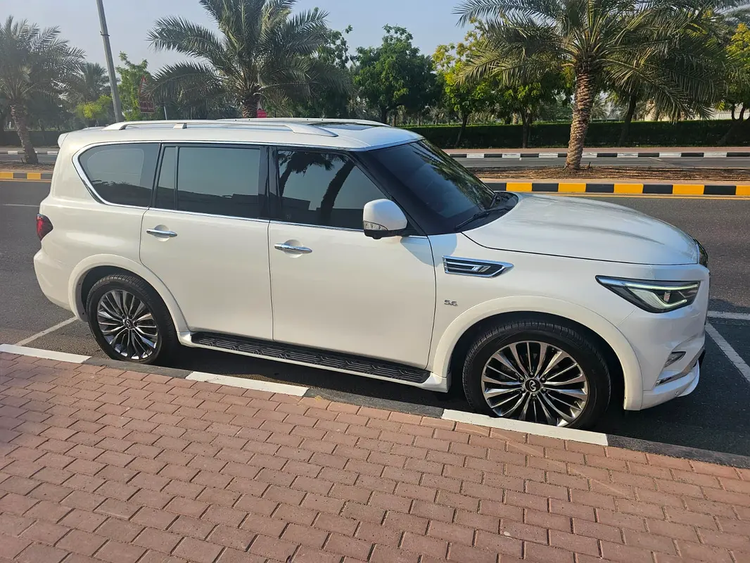 Infiniti QX80 2020 — photo 1 of 7