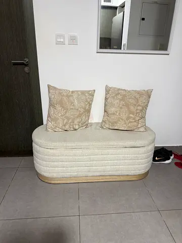 Modern Upholstered Bench with Decorative Pillows