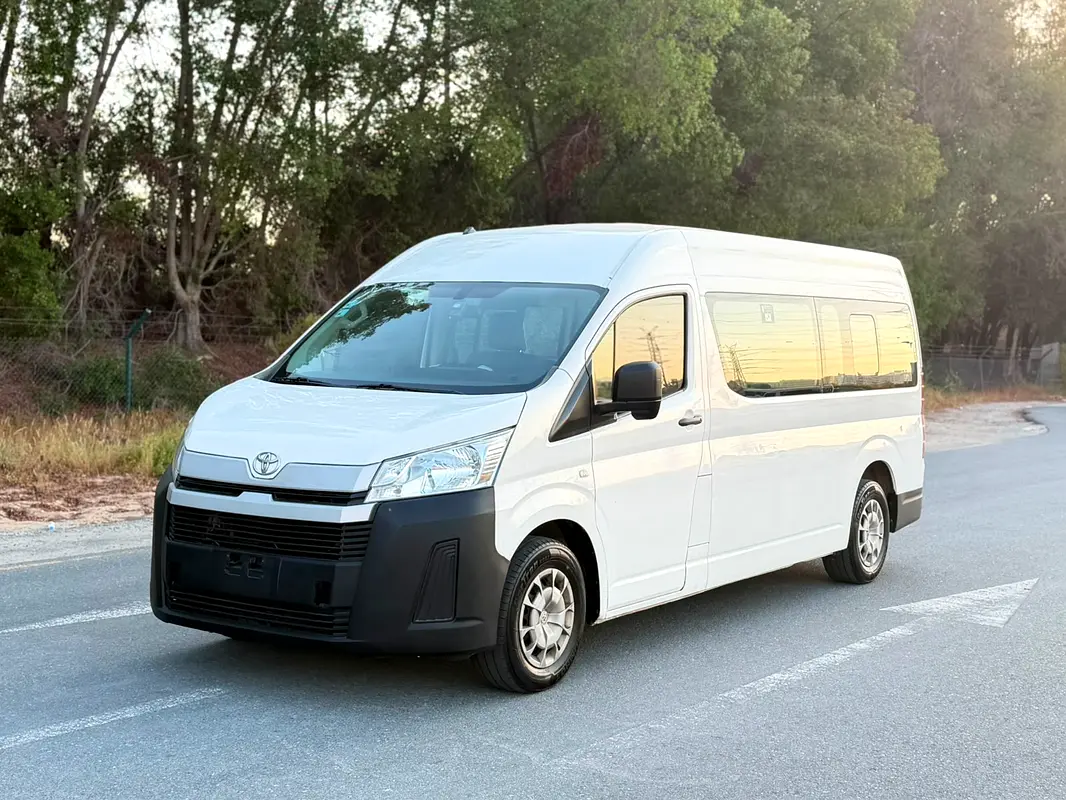 Toyota Hiace 2022 — photo 1 of 13