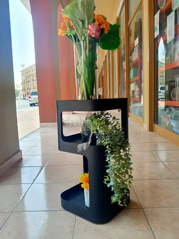 Highly classic design corner table