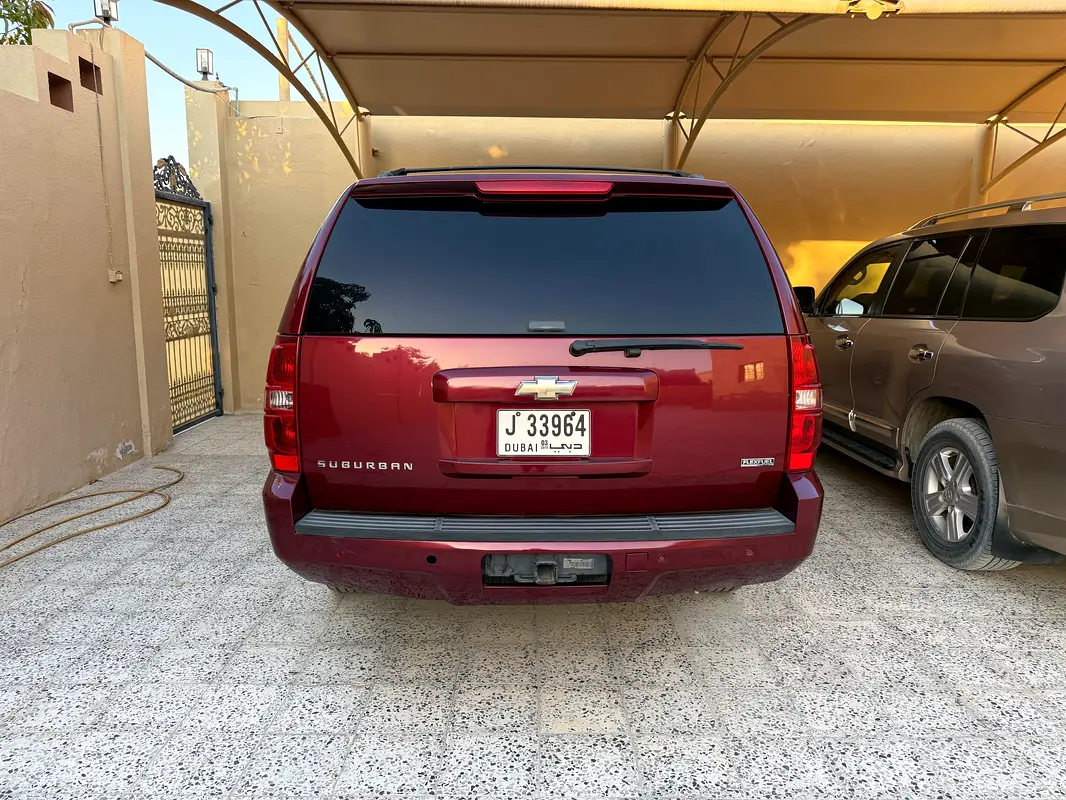 Chevrolet Suburban 2008 — photo 1 of 12