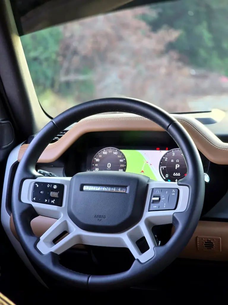 Land Rover Defender 2025