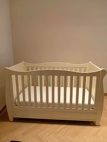 Theopil and Patchou baby crib with matching chest of drawers
