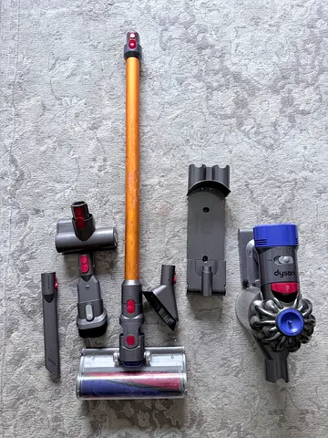 Dyson V10 cordless Vacuum cleaner with accessories