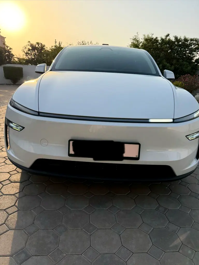 Tesla Model Y 2025 — photo 1 of 5