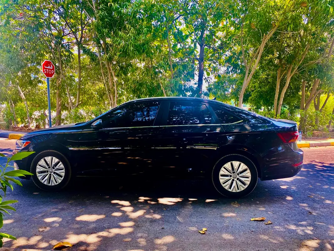 Volkswagen Jetta 2021 — photo 1 of 13