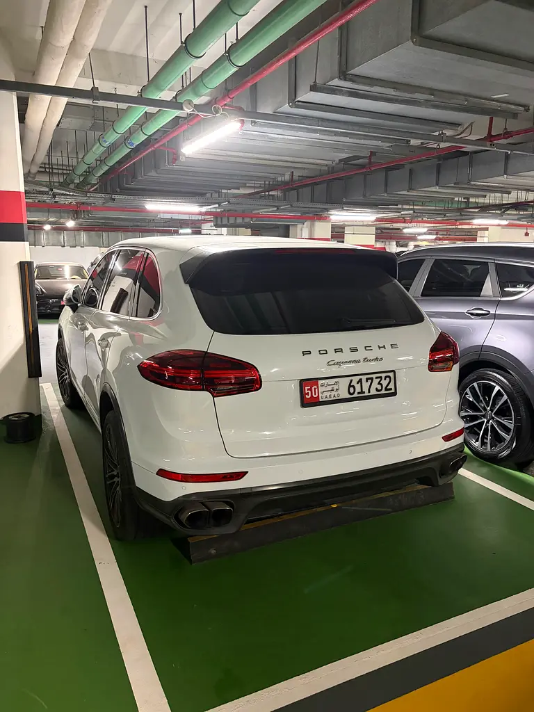 Porsche Cayenne 2015 — photo 1 of 3