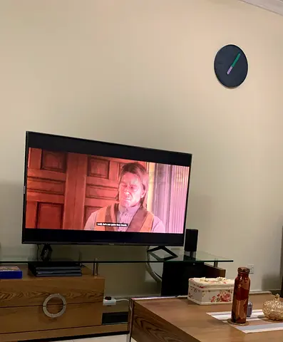 Hisense 55-inch Smart Ultra HD TV in Excellent working condition with FREE TV unit table