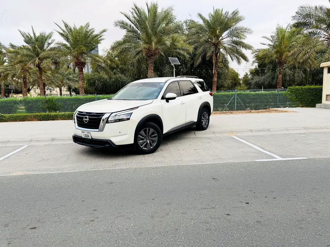 Nissan Pathfinder 2024 — photo 1 of 6