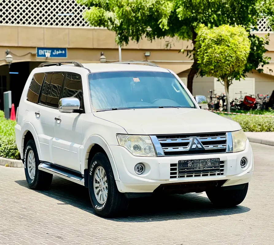 Mitsubishi Pajero 2012 — photo 1 of 8