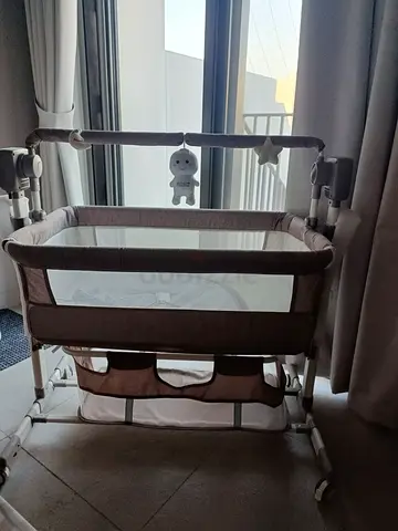 Side-sleeper Bassinet/Co-sleeper with Wheels and Storage Rhyme and Automatic Movements