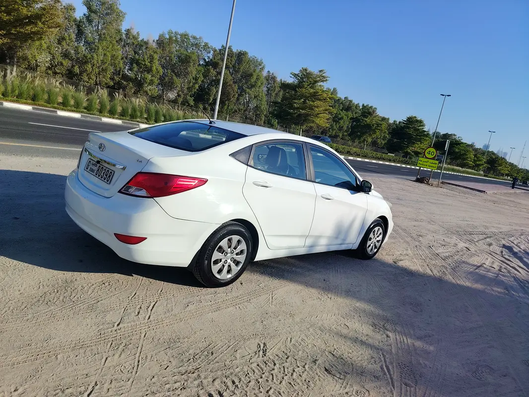Hyundai Accent 2016 — photo 1 of 17