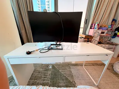 White modern desk with drawers - good condition