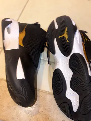 Nike Air Jordan child/mens sneakers size 40 - black/gold looks brand new