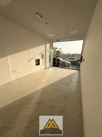محل بمساحة مناسبة يوجد محلين (منها محل كبير) مناسب لمختلف الأنشطة التجارية موقع عملي وواجهة جيدة