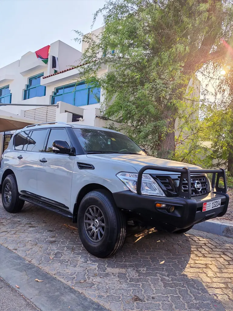 Nissan Patrol 2010 — photo 1 of 10