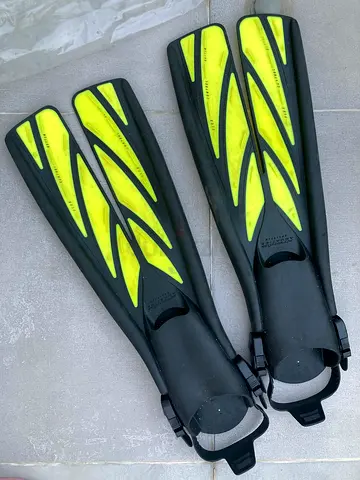 cressi split fins, used only a few times, great condition, size M