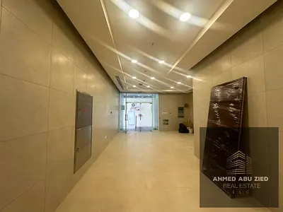 استديو مساحة كبيرة مطبخ منفصل تمام حمام تشطيب راقي خزائن حائط بلكونة اطلالة مفتوحة علي الحديقة تكييف مركزي تسهيلات في الدفع قريب لمخرج دبي الشارقة