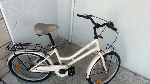White step-through city bicycle with rear carrier — good condition