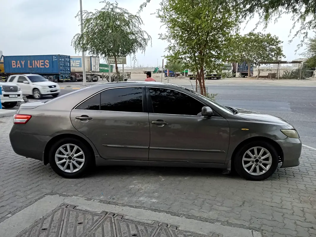 Toyota Camry 2011 — photo 1 of 7