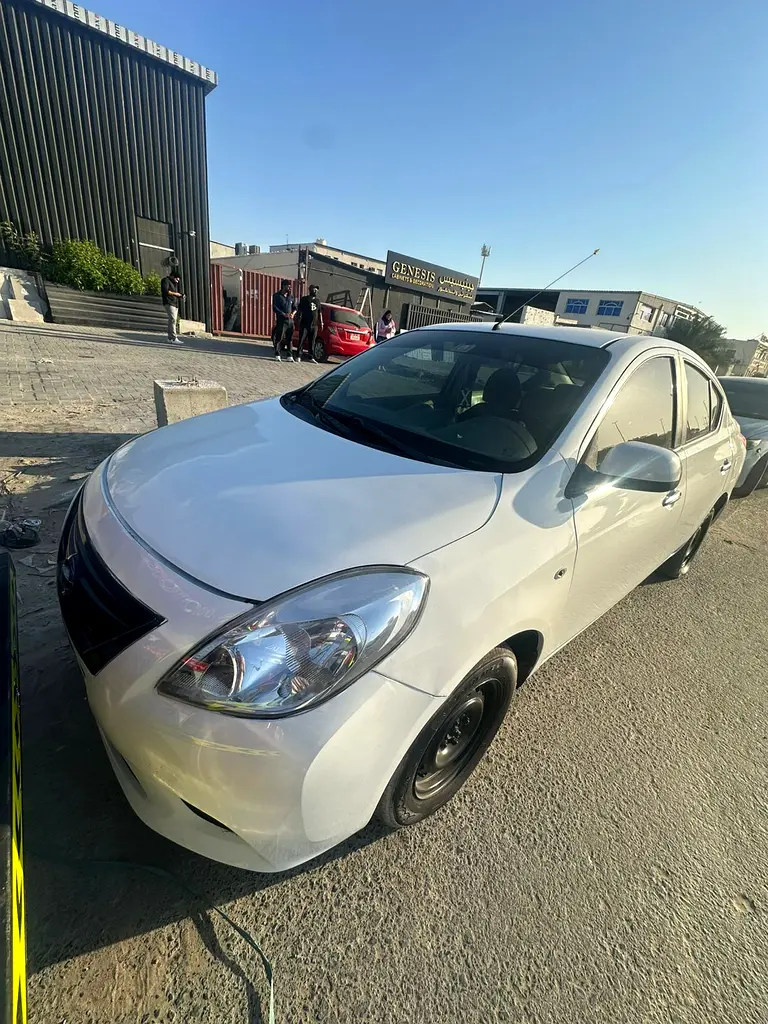 Nissan Sunny 2014 — photo 1 of 5