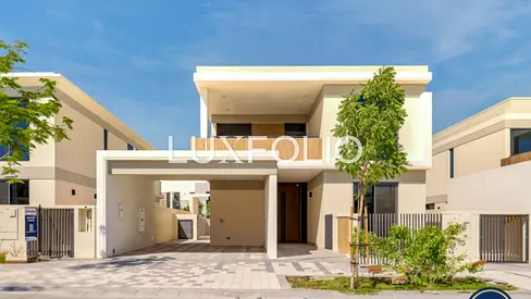 Spacious Living | Well Maintained | Closed Kitchen