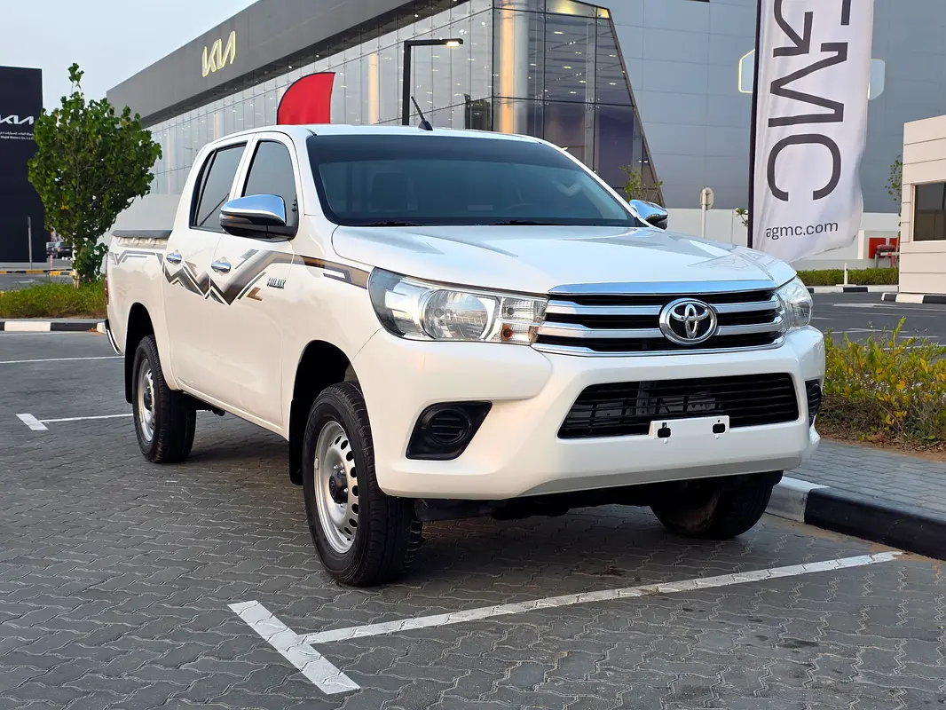 Toyota Hilux 2024 — photo 1 of 10