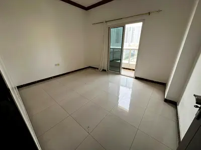 شقه غرفه وصاله _ اكبر المساحات بااقل الاسعار _ موقع حيوي الراشديه عجمان _ سهل المخرج الي دبي والشارقه