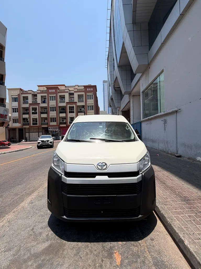 Toyota Hiace 2023 — photo 1 of 10